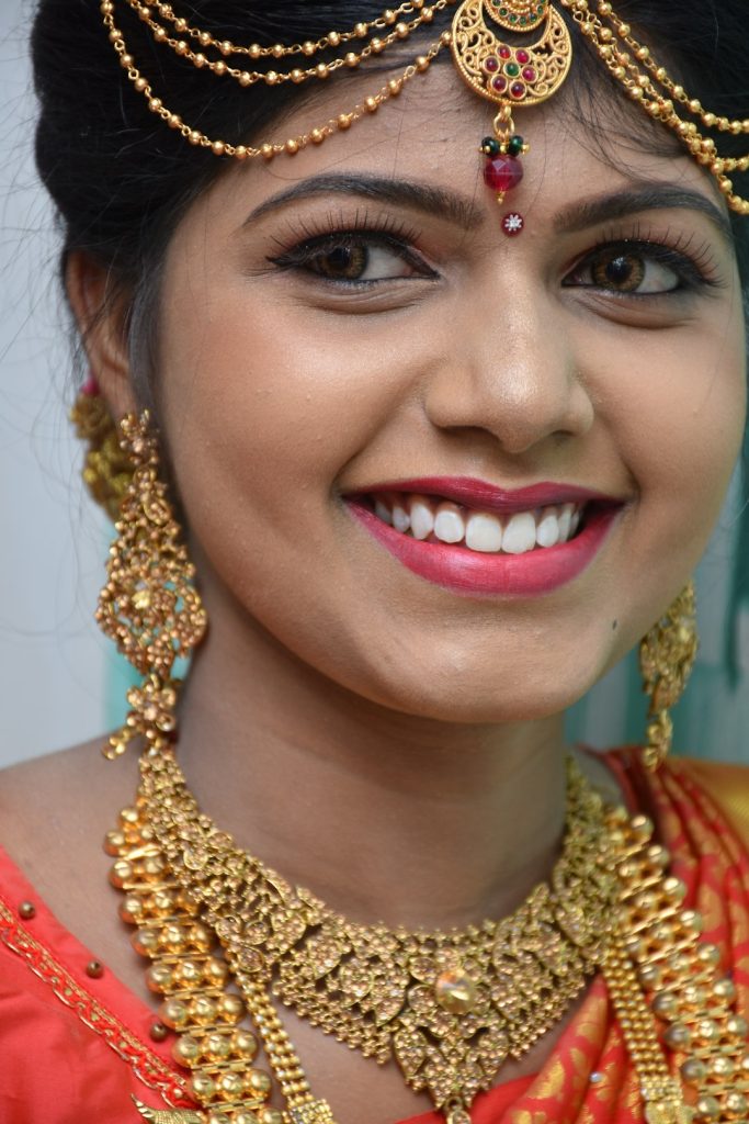 woman-in-gold-and-red-beaded-necklace-sqy0m0yuaqk